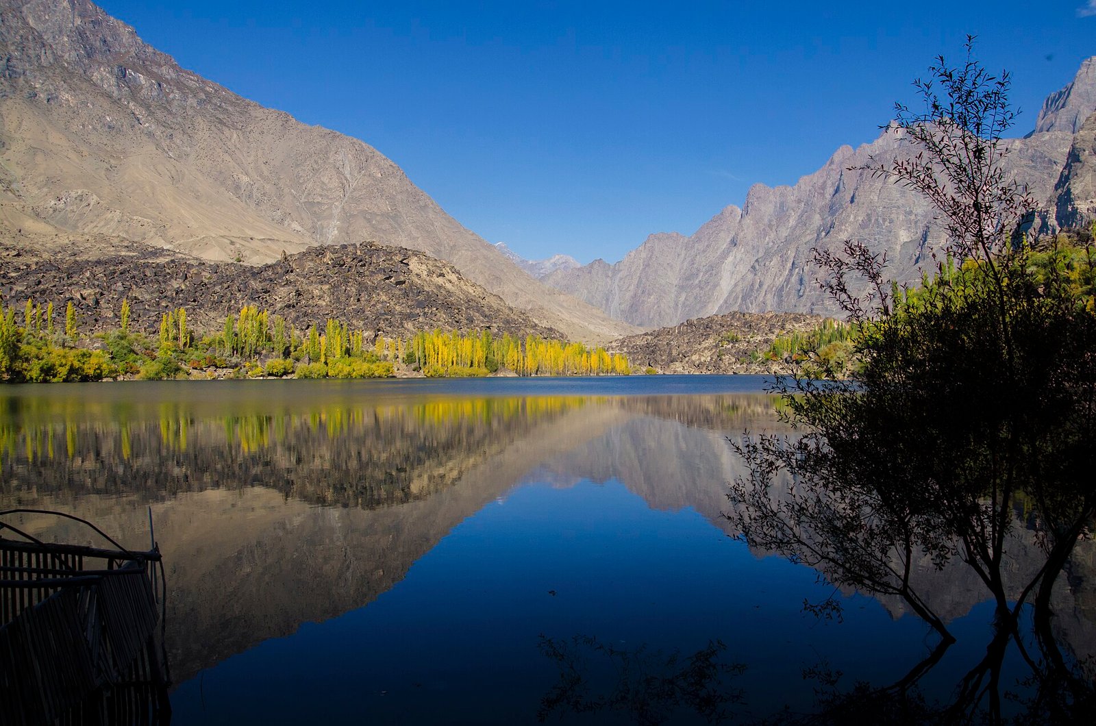 Upper Kachura Lake in Skardu in autumn